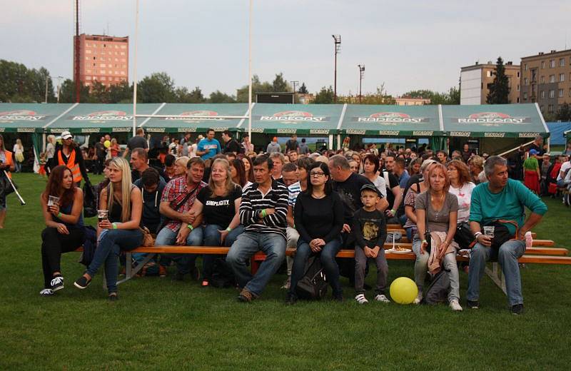 V Havířově začaly v pátek odpoledne Havířovské slavnosti 2016. Na snímcích kapela Iné Kafe.