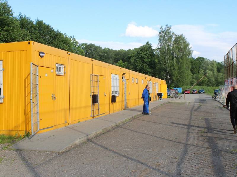 Žluté stavební buňky slouží jako zástupná správní budova s šatnami a kabinami pro rozhodčí.