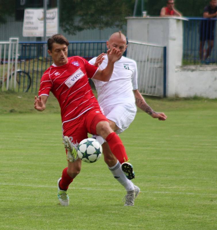 Fotbalisté Karviné (v bílém) si na Slovensku zahráli se Zlatými Moravci. Prohráli 2:3.