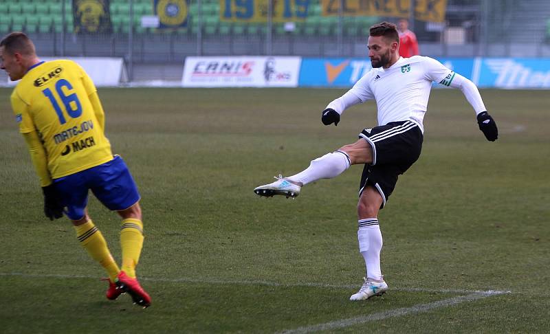 Karviná (v bílém) zdolal Zlín vysoko 4:0.