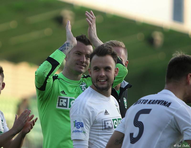 Z ligového utkání Karviná (v bílém) - Příbram 2:0.