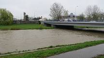 Řeka Ostravice ve Frýdku-Místku dosáhla v pátek ráno prvního povodňového stupně.
