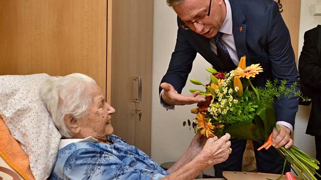 Paní Žofie Ploticová na začátku května oslavila 105. narozeniny. Gratulovat jí přišel i náměstek hejtmana Jiří Navrátil.