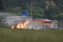 Oheň na benzince v Českém Těšíně hoří ve čtvrtek ještě i během dopoledne.