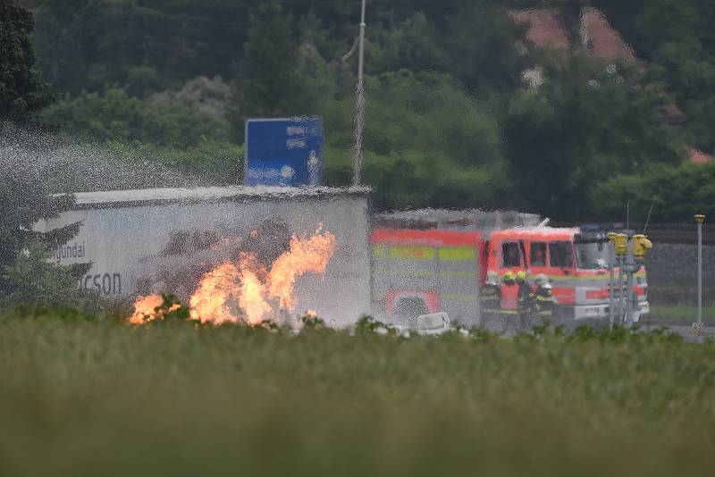 Oheň na benzince v Českém Těšíně hoří ve čtvrtek ještě i během dopoledne.