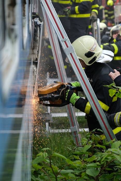 Vždy tři desítky profesionálních hasičů z Hasičského záchranného sboru Moravskoslezského kraje a Správy železnic i s kvalitní technickou podporou se vystřídaly během třídenního výcviku na několika vyřazených vagonech, který se konal v Bohumíně.