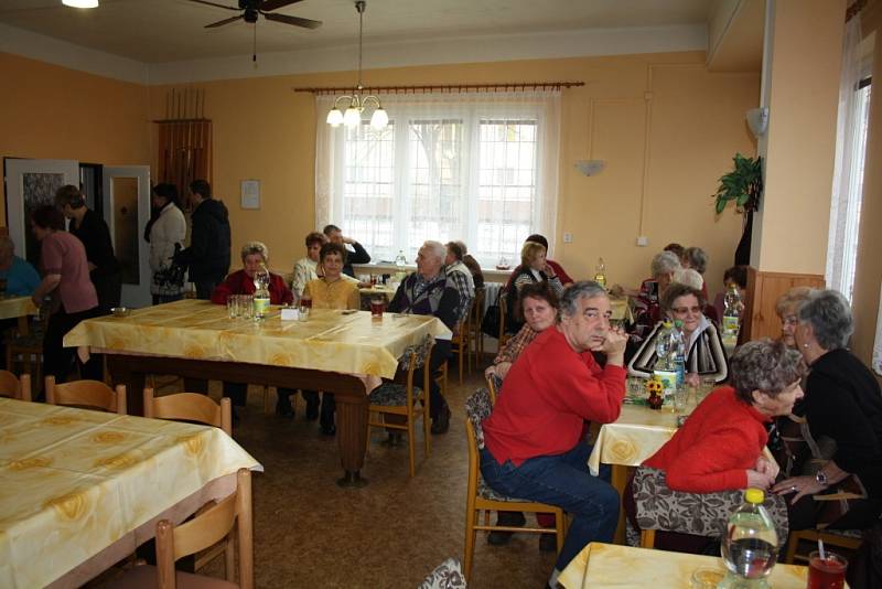 Beseda o nástrahách předváděcích akcí a také podomního prodeje. 