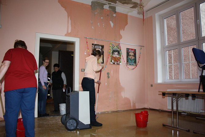 V pobočce Muzea Těšínska ve čtvrtek ráno praskla voda, která vytopila budovu. Hasiči čerpali vodu ze sklepa, zaměstnanci muzea vynášeli sbírkové předměty do bezpečí. 