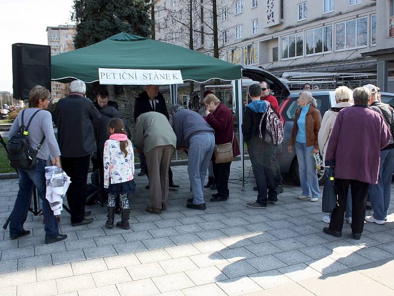 Lidé podepisovali petici za vyhlášení referenda proti stěhování nelegálních imigrantů do Havířova. 