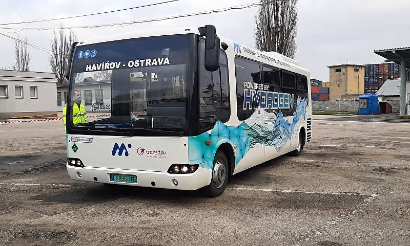 ČSAD Havířov testuje na trase Havířov - Ostrava autobus na vodíkový pohon. Zapůjčený ho má ze Slovenska. Prosinec 2022.