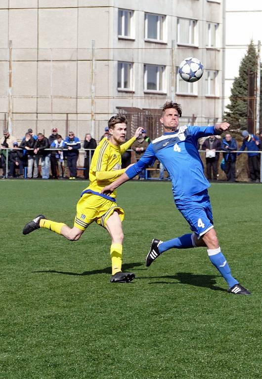 Havířovští fotbalisté (v modrém) při vstupu do jarní části divize zdolali Šternberk 5:0.