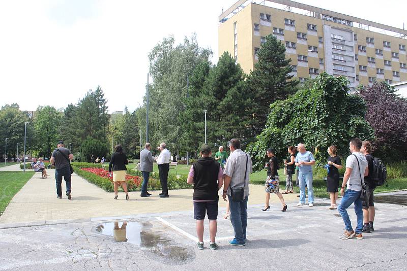 Vedení lázní slavnostně otevřeno novou kolonádu před  Rehabilitačním sanatoriem v Karviné-Hranicích.