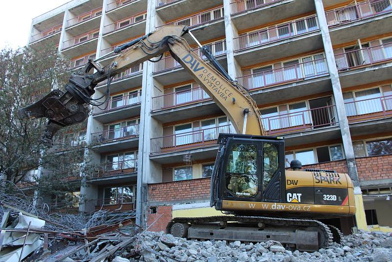 Demolice, pak rekonstrukce. Rekonstrukce ubytovny Kosmos, září 2018.