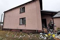 Ve starém domku v Doubravě ve čtvrtek ráno hořelo. Hasiči na místě našli tělo muže.