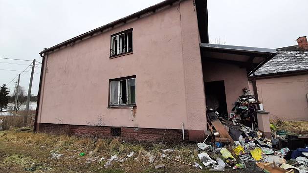 Ve starém domku v Doubravě ve čtvrtek ráno hořelo. Hasiči na místě našli tělo muže.