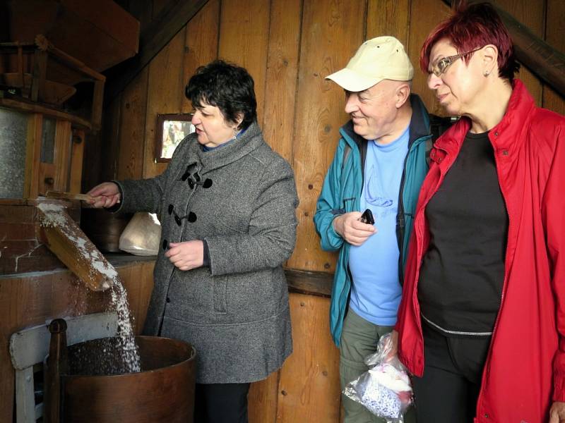 Oslavy 1. máje v Havířově. Již tradičně k nim patří také otevření Kotulovy dřevěnky po zimní přestávce.