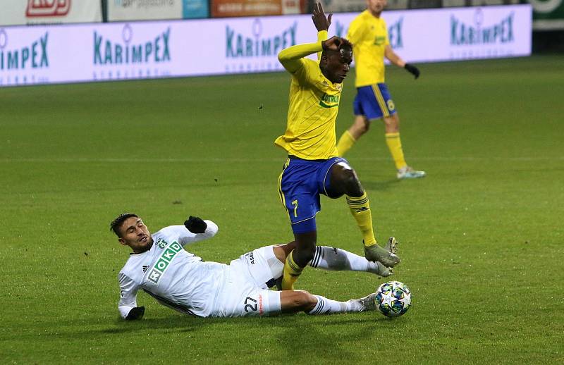 Karvinští fotbalisté (v bílém) zklamali a podlehli doma Zlínu 0:2.