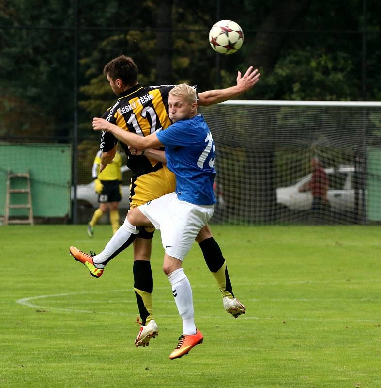 Těšíňané přehráli doma Kobeřice (v modrém) 2:0.