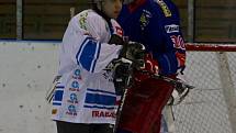 Orlovští hokejisté (v bílém) mají v letošní sezoně ambice postoupit. Snímky z prestižního duelu s SK Karviná.