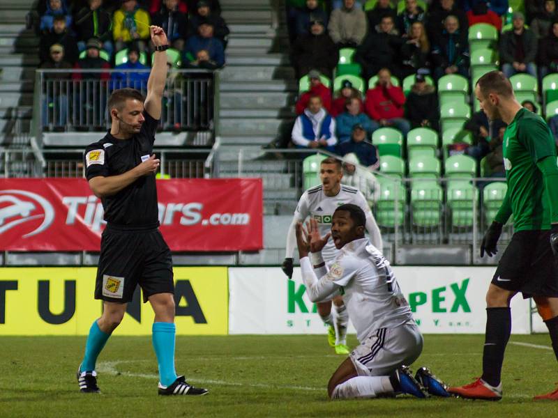 Z utkání Karviná (v bílém) - Jablonec 2:1