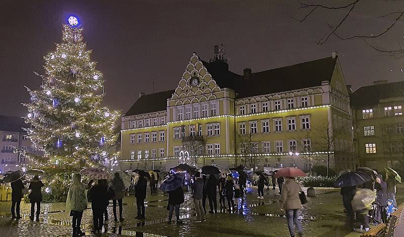 Vánoční strom v Českém Těšíně jako asi jediný v okrese stihli veřejně rozsvítit 26. listopadu těsně před uzavřením vánočních trhů.