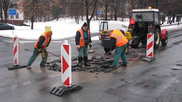 Havířovští cestáři z Technických služeb při opravě kanálu a vozovky v křižovatce Okrajové ulice. 