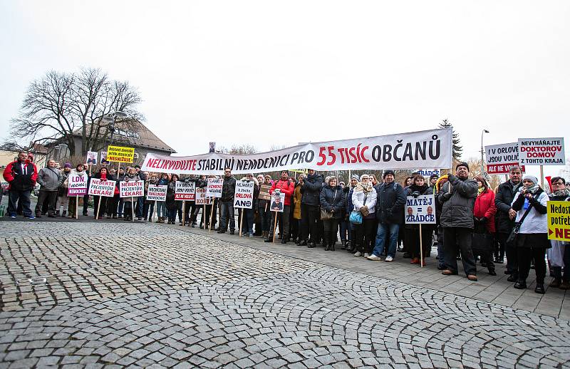 Demonstrace za záchranu nemocnice v Orlové na Karvinsku před zasedáním krajského zastupitelstva.