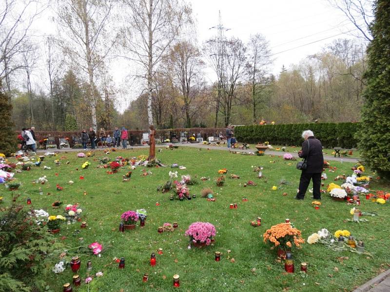 Památka zesnulých. Již od ranních hodin na největší městské pohřebiště přicházeli lidé, často celé rodiny s dětmi, zavzpomínat na své blízké zemřelé a zapalovali svíčky na hrobech svátečně vyzdobených květinami a věnci.