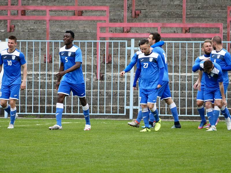 Havířovští fotbalisté (v modrém) přehráli Frýdlant jasně 3:0.