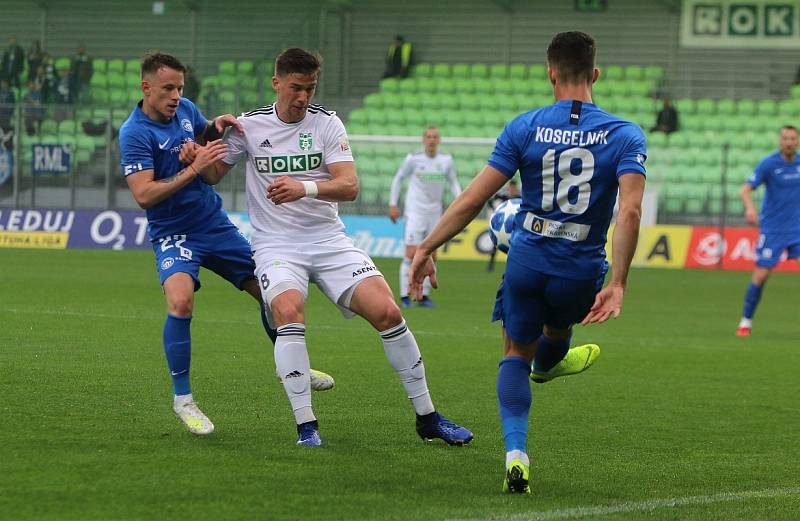 Karvinští fotbalisté (v bílém) zaslouženě porazili Liberec 2:1.