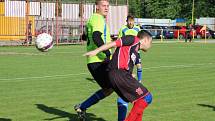 Fotbalisté Gascontrolu (světlé dresy) při derby s Těrlickem.