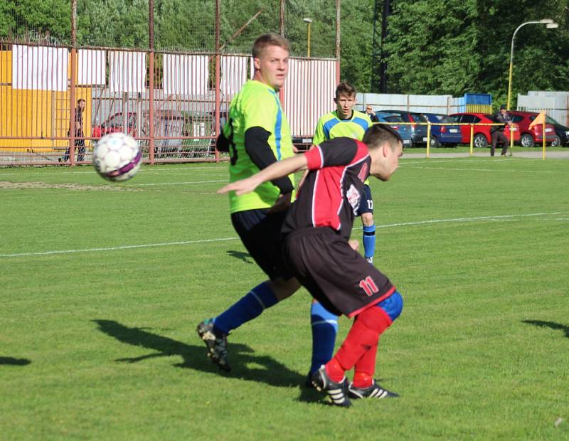 Fotbalisté Gascontrolu (světlé dresy) při derby s Těrlickem.