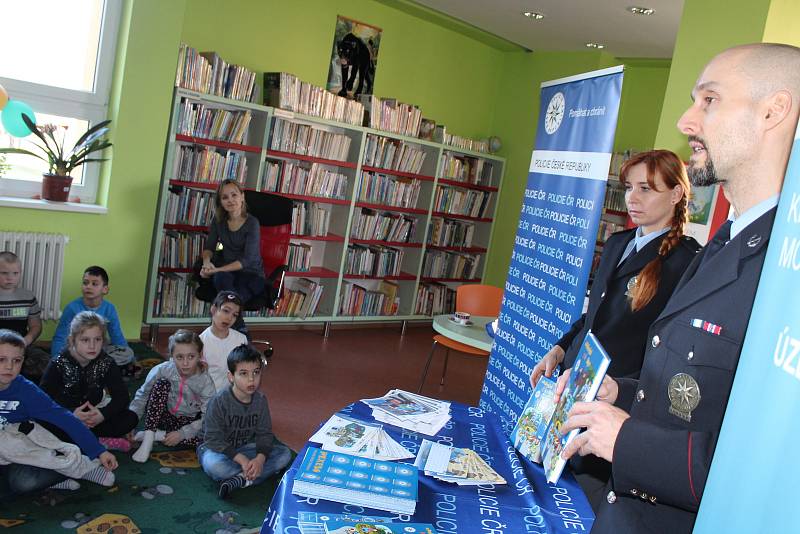 Také karvinští policisté se zapojili do celoregionální akce Týden čtení policejních pohádek.