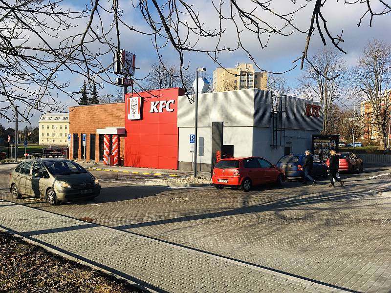 Třetí den provozu nového karvinského KFC. Prázdno u okének nebývá, právě naopak.