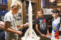 Součástí narozeninové oslavy modelářů byl také dárek v podobě rakety, kterou zhotovili rodiče členů.