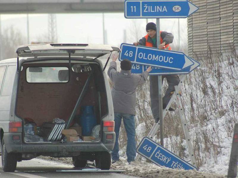 Český Těšín je s Frýdkem-Místkem spojen čtyřproudovou silnicí. 