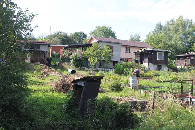 Prostřední Suchá. Zahrádky poblíž evangelického kostela.