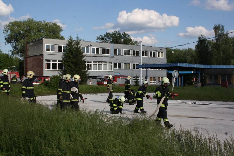 Společný výcvik dobrovolných hasičů při vytváření tzv. Vodní ulice. 