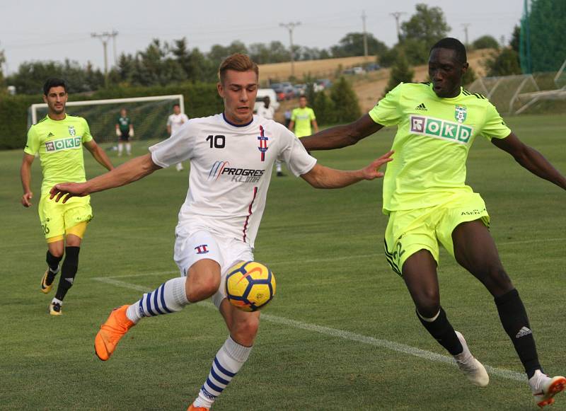 Karvinští fotbalisté (ve žlutém) vyhráli v Brně nad lídrem MSFL z Líšně.