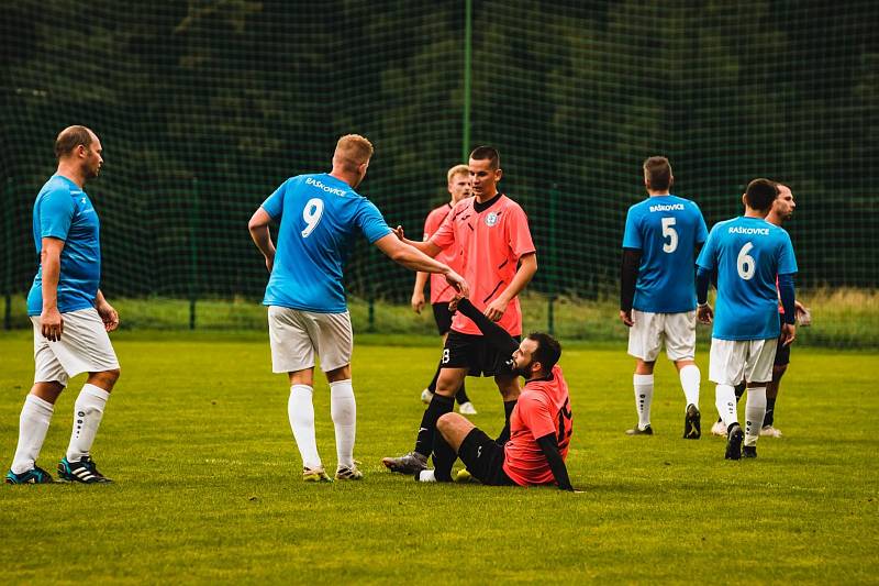 Střelec obou gólů Horní Suché Jan Kovács (v dresu s číslem 15 s balonem) v prohraném zápase 5. kola I.A třídy, skupiny B, v Raškovicích (2:4).  