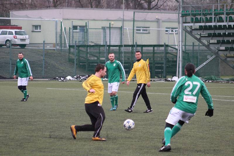 Tradiční silvestrovské utkání starých gard se odehrálo v neděli dopoledne na umělé trávě v areálu na Kovoně.