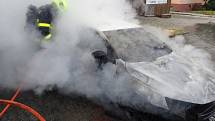 Dvě jednotky hasičů zasahovaly v sobotu ráno v Havířově-Šumbarku u požáru téměř nového osobního automobilu Škoda Octavia, který stál na parkovišti a měl podle majitele najeto jen několik stovek kilometrů.