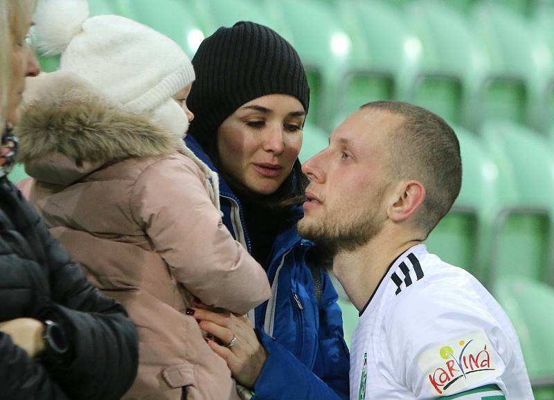 Karviná (v bílém) doma opět nevyhrála. S Olomoucí remizovala 1:1.