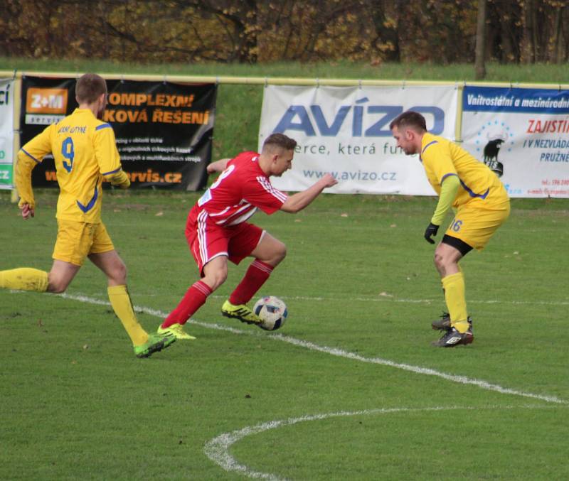 V derniéře podzimní I.B třídy hostili fotbalisté Lutyně (ve žlutém) Nýdek.