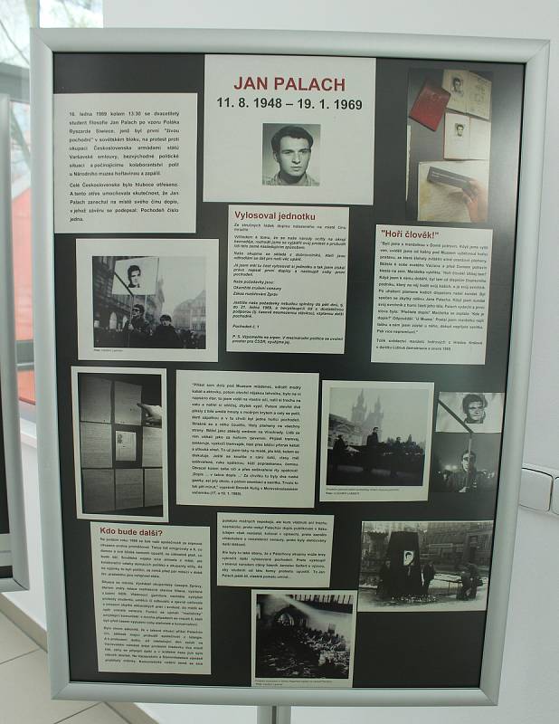 Panelová výstava v prostorách Regionální knihovny Karviná připomíná půlstoletí od smrti Jana Palacha.