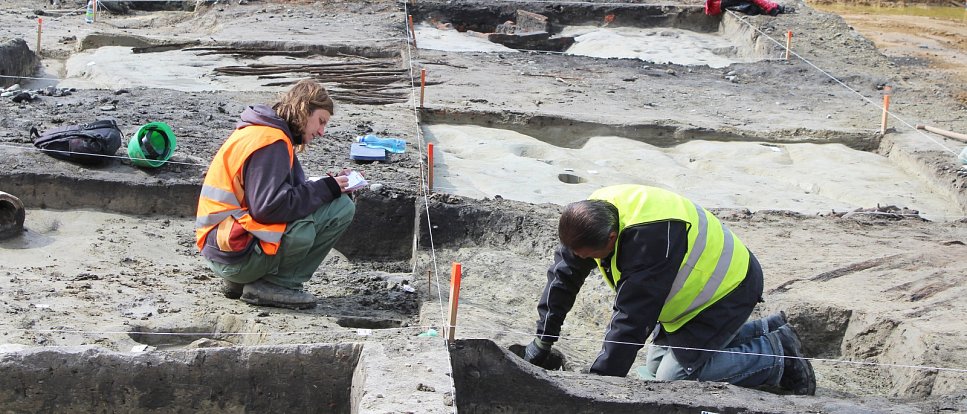 Zbytky dávné cesty i další odkazy starých časů zkoumají archeologové ve výkopech staveniště v centru Orlové. Průzkum odhaluje stopy časů z dobr přibližně od 15. do 17. století.