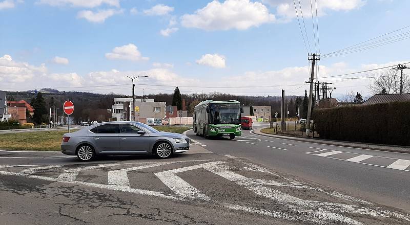 Těrlicko. Netradičně řešená kžižovatka uprostřed obce.