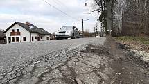 Petrovice u Karviné. Radnice chce po kraji, aby opravil silnici, která vede napříč obcí. V některých úsecích je ve velmi špatném stavu. Rok 2022.