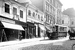 Na historické fotografii z fondů muzea polského Těšína je tramvaj, která jezdila v letech 1911 1921 z náměstí po ul. Hluboká, přes most a po Hlavní třídě k vlakovému nádraží v dnešním Českém Těšíně.