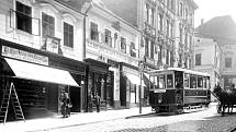 Na historické fotografii z fondů muzea polského Těšína je tramvaj, která jezdila v letech 1911 1921 z náměstí po ul. Hluboká, přes most a po Hlavní třídě k vlakovému nádraží v dnešním Českém Těšíně. 